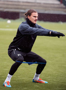 Malmö FFs Erik Johansson tränar med ett gummiband när