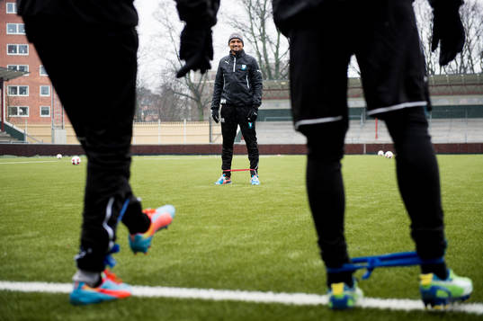 Malmö FFs fystränare Wilner Registre övervakar spelarna