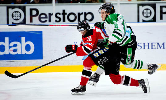 Malmö Redhawks Robin Alvarez tacklar Rögle Dennis Everberg