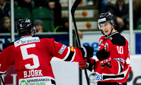 Malmö Redhawks Johan Björk jublar med Robin Alvarez som