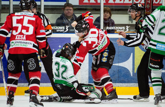 Malmö Redhawks David Liffiton i ett slagsmål mot Rögles
