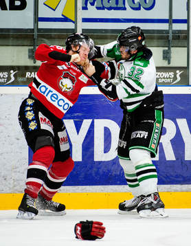 Malmö Redhawks David Liffiton i ett slagsmål mot Rögles