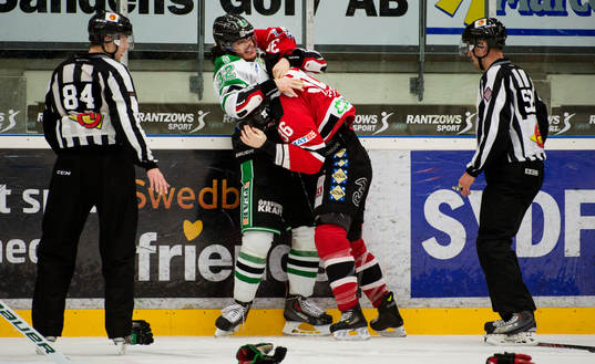 Malmö Redhawks David Liffiton i ett slagsmål mot Rögles