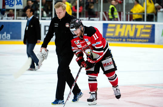 Malmö Redhawks Joey Tentute hjälps av banan