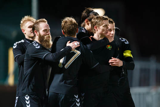 Gais Andreas Drugge gratuleras av  Asgeir Börkur