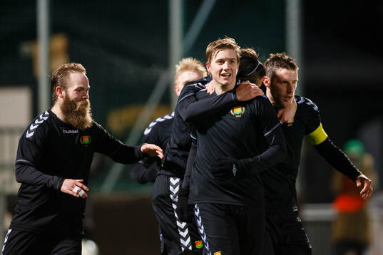Gais Andreas Drugge gratuleras av  Asgeir Börkur