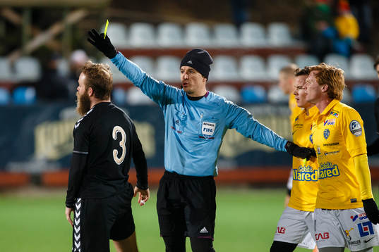 Gais Asgeir Börkur Asgeirsson får gult kort