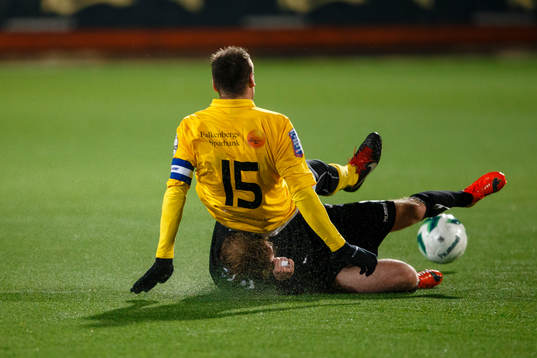 Gais Asgeir Börkur Asgeirsson glidtacklar Falkenbergs