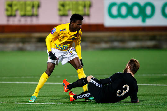 Falkenbergs Godsway Donyoh reagerar på Gais Asgeir Börkur