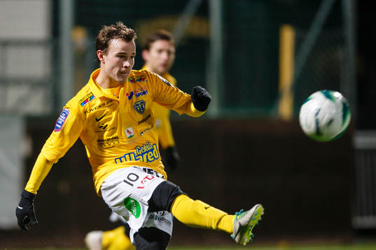Falkenbergs Anton Wede rensar undan bollen