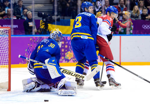 Sveriges målvakt Henrik Lundqvist letar