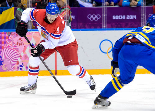 TjeckiensMilan Michalek med pucken i ishockeymatchen mellan