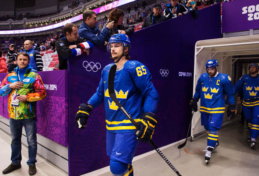 Sveriges Erik Karlsson och Henrik Zetterberg på väg in