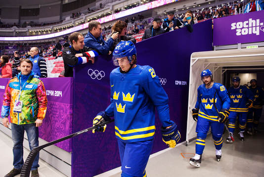 Sveriges Loui Eriksson och Erik Karlsson på väg in till