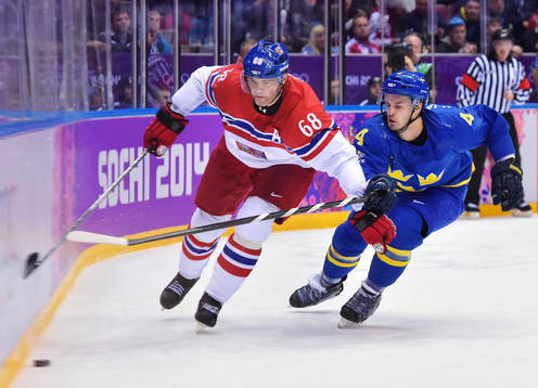 Tjeckiens Jaromir Jagr utmanas av Sveriges Niklas