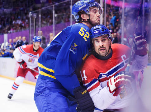 Sveriges Jonathan Ericsson tacklar Tjeckiens Tomas Plekanec