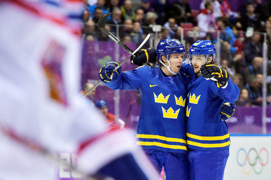 Sveriges Nicklas Bäckström och Erik Karlsson jublar