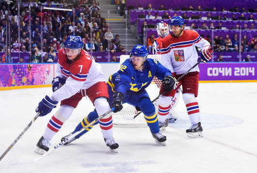 Tjeckiens Tomas Kaberle utmanas av Sveriges Gabriel