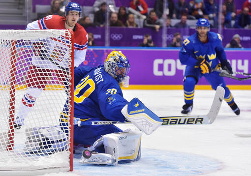 Sveriges målvakt Henrik Lundqvist räddar ett skott i
