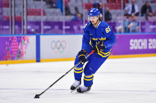 Sveriges Erik Karlsson i ishockeymatchen mellan Tjeckien