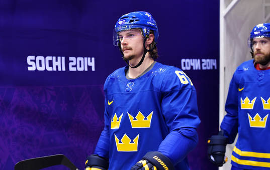 Sveriges Erik Karlsson på väg ut till ishockeymatchen