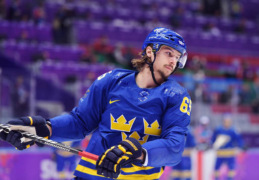 Sveriges Erik Karlsson i ishockeymatchen mellan Tjeckien