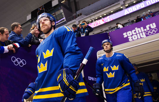 Sveriges Daniel Alfredsson och Jonathan Ericsson på väg