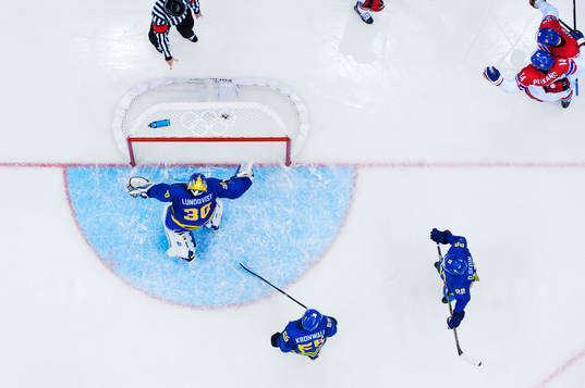 Sveriges målvakt Henrik Lundqvist protesterar till domaren