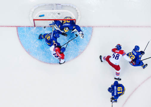 Tjeckiens Tomas Plekanec står i målgården när 2-4 från