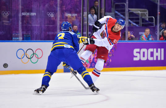 Tjeckiens Petr Nedved skjuter ett skott förbi Sveriges