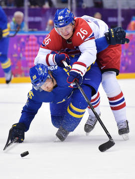 Sveriges Niklas Kronwall tacklas av Tjeckiens Patrik Elias