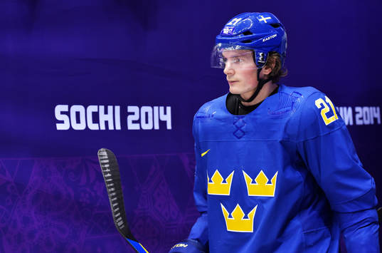 Sveriges Loui Eriksson på väg ut till ishockeymatchen