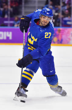 Sveriges Johnny Oduya skjuter ett skott i ishockeymatchen