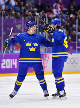 Sveriges Nicklas Bäckström och Erik Karlsson jublar