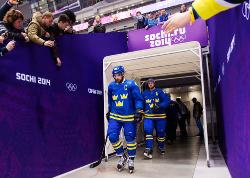Sveriges Henrik Zetterberg och Niklas Kronwall på väg in