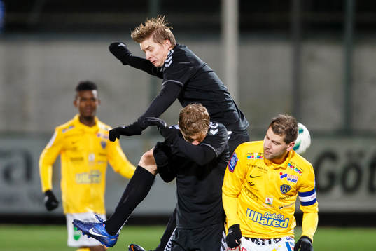 Gais Andreas Drugge hoppar högst i en nickduell med Gais