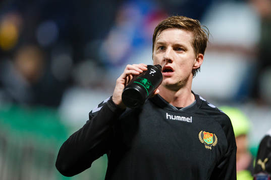 Gais Andreas Drugge dricker vatten