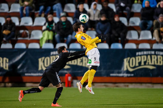 Gais Petrit Zhubi knuffar Falkenbergs Tibor Joza när han