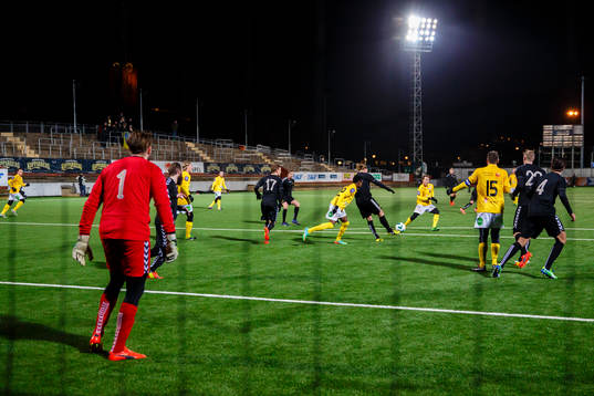 Gais Marcus Översjö rensar undan bollen framför