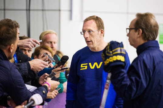 Björn Waldebäck, läkare, uttalar sig för media på