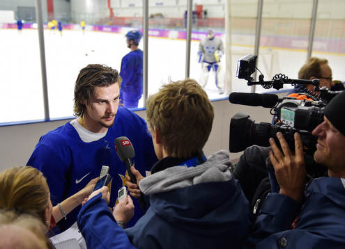 Erik Karlsson blir intervjuad av media