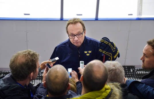 Förbundskapten Pär Mårts blir intervjuad av media