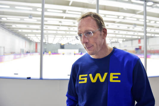Björn Waldebäck, läkare, uttalar sig för media på