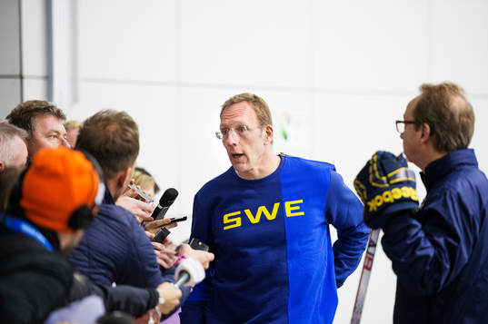 Björn Waldebäck, läkare, uttalar sig för media på