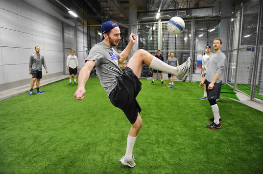 Målvakten Jonas Gustavsson med lagkamrater spelar fotboll