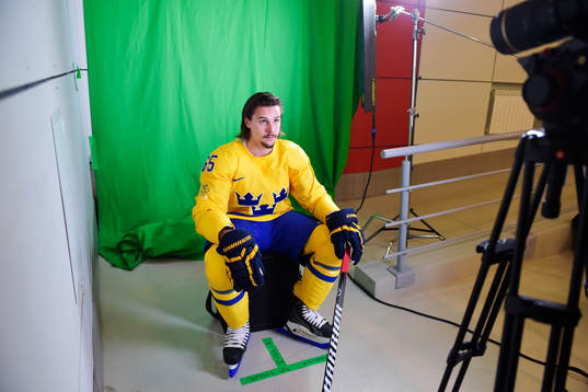 Erik Karlsson blir filmad av tv