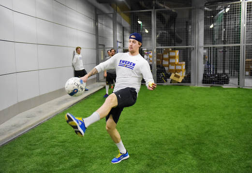 Patrik Berglund spelar fotboll innan Sveriges