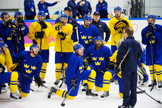Spelare lyssnar på förbundskapten Pär Mårts vid en