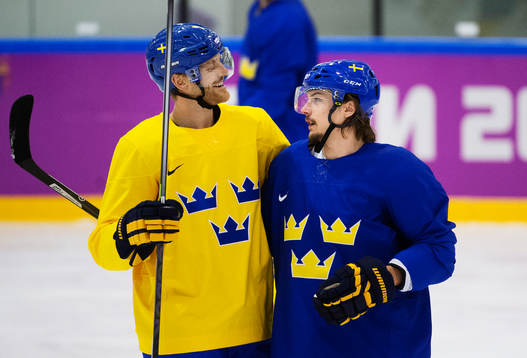 Henrik Tallinder och Erik Karlsson skojar med varandra på