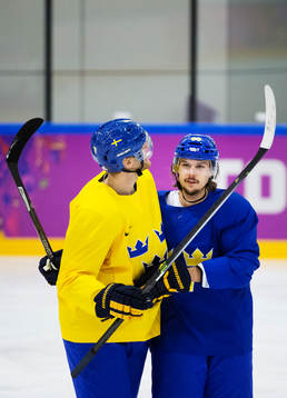 Henrik Tallinder och Erik Karlsson skojar med varandra på